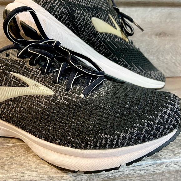 Brooks Running Shoes Revel 3 Black BioMoGo DNA Lace-up Woman like New - Picture 3 of 11